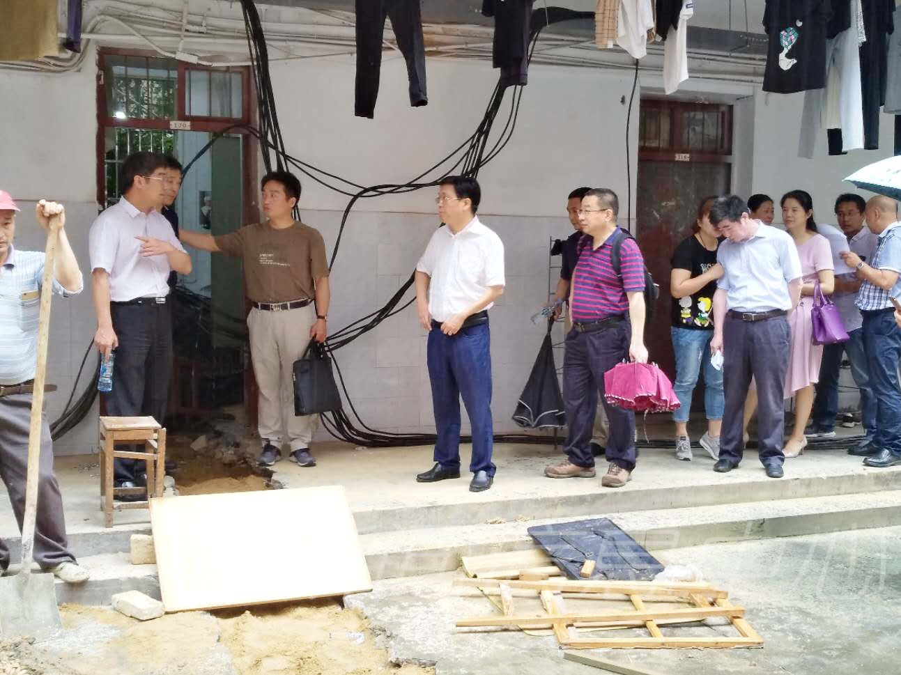 校領(lǐng)導(dǎo)現(xiàn)場調(diào)度青山湖校區(qū)電增容改造工程